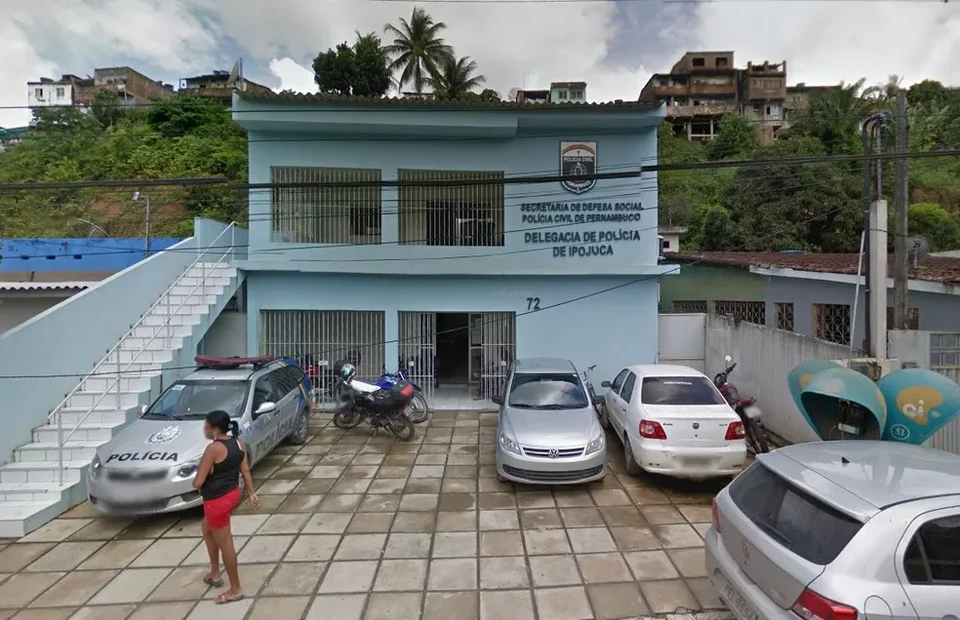 A polcia comeou a apurar o caso depois que um empresrio procurou a Delegacia de Porto de Galinhas por desconfiar do alto nmero de atestados entregues pela unidade de sade (Foto: reproduo/Google Street View)