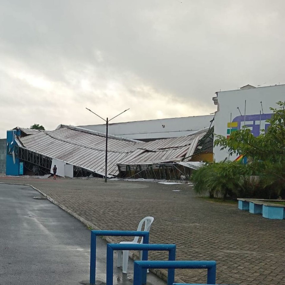Parte de telhado desabou em escola tcnica  (Foto: Redes Sociais )