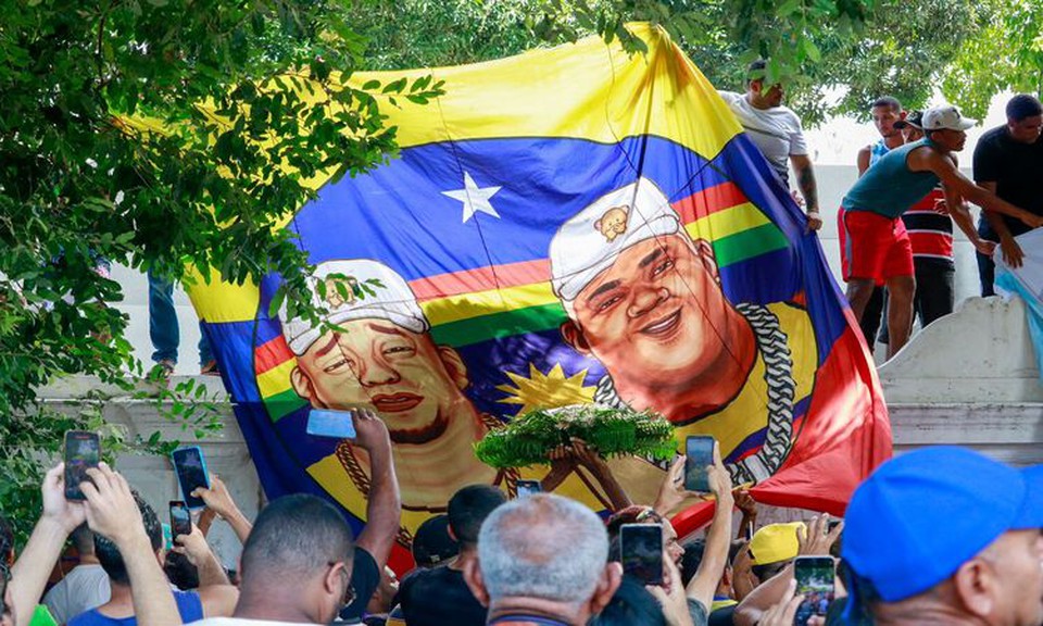 Bandeira de Shevchenko e Elloco no sepultamento de Elloco  (Marina Torres/DP Foto)