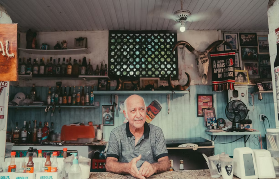 Seu Fernando  dono do Bar dos Cornos, no Mercado da Madalena
 (Foto: Gabriela Passos

)