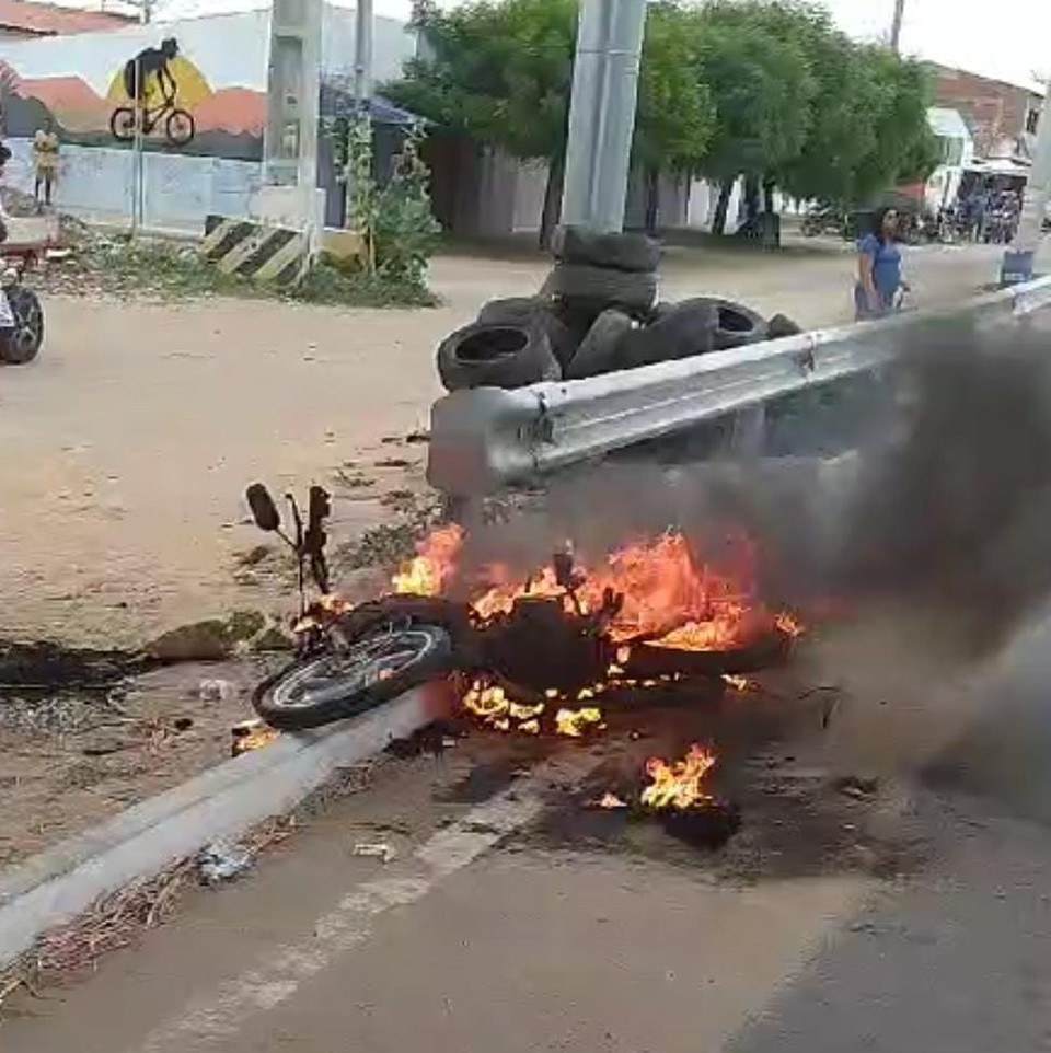 Moto foi incendiada pelo prprio condutor, que estava com documentos irregulares  (Foto: PRF/Divulgao )