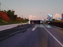 Caminho-tanque tomba e interdita BR-232, no Grande Recife (Foto: Divulgao/Polcia Rodoviria Federal)