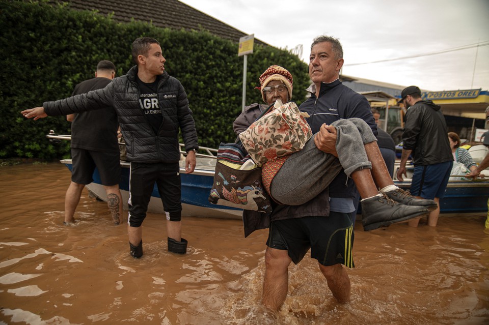 Pessoas so evacuadas de rea alagada em Porto Alegre, no Rio Grande do Sul (Foto: CARLOS FABAL / AFP
)