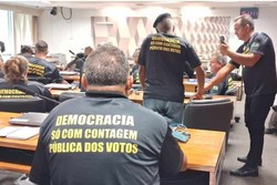 
Vestindo camisetas com a inscrição "democracia só com contagem pública dos votos", integrantes dos movimentos conservadores se reuniram com parlamentares aliados do ex-presidente