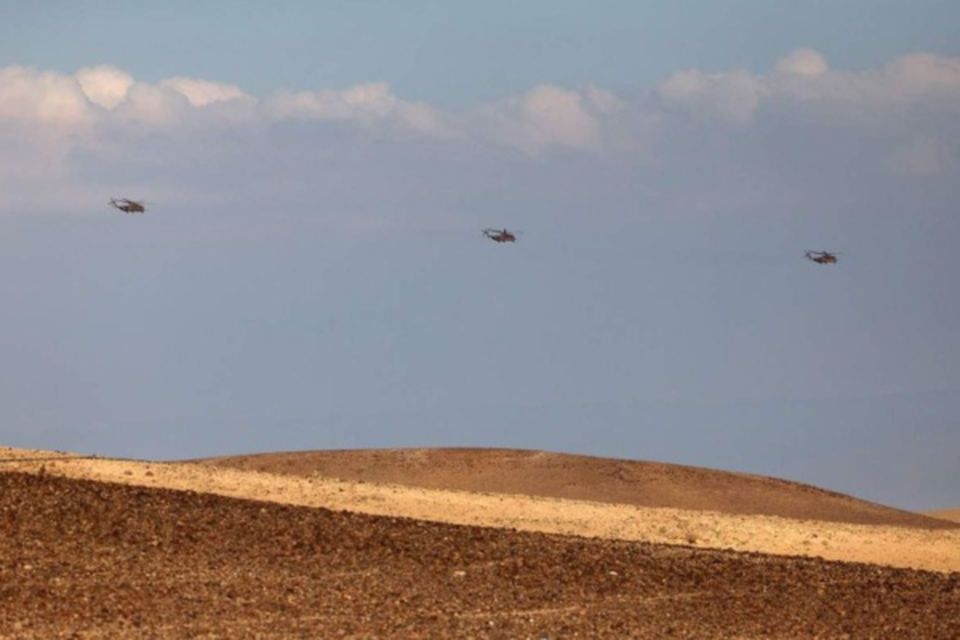 Helicpteros de transporte militar de carga pesada da Fora Area israelense sobrevoam o Deserto de Negev, atingido no ataque iraniano  (Crdito: AFP)