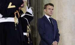 Macron, de p, protegido por policial, no Palcio Eliseu