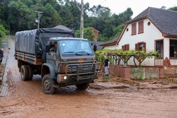 Chuvas em Porto Alegre tem trabalho de limpeza e ajuda do Exercito