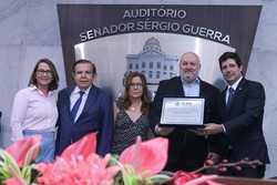 Durante a cerimônia, o presidente do Diario de Pernambuco, Carlos Frederico Vital, recebeu uma placa em homenagem ao jornal 