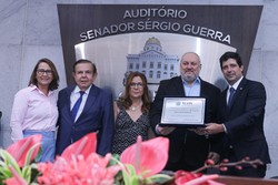 Durante a cerimnia, o presidente do Diario de Pernambuco, Carlos Frederico Vital, recebeu uma placa em homenagem ao jornal 