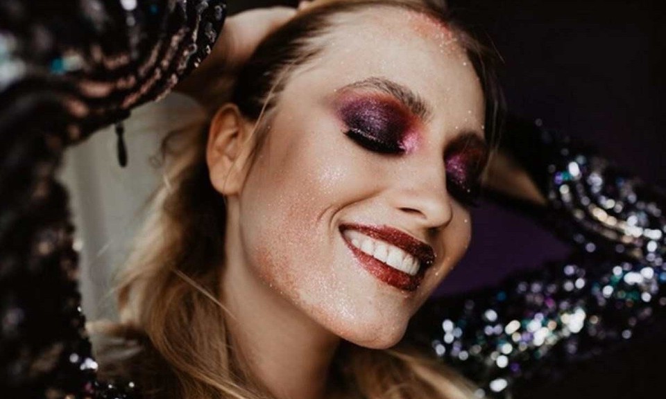
O problema torna-se mais comum no carnaval devido ao uso excessivo de produtos cosmticos na regio facial e ao suor, que pode transportar essas substncias para os olhos (foto: Freepik)