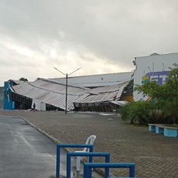 Parte de telhado de escola tcnica desaba por causa da chuva; alunos tero aulas remotas (Foto: Redes Sociais )