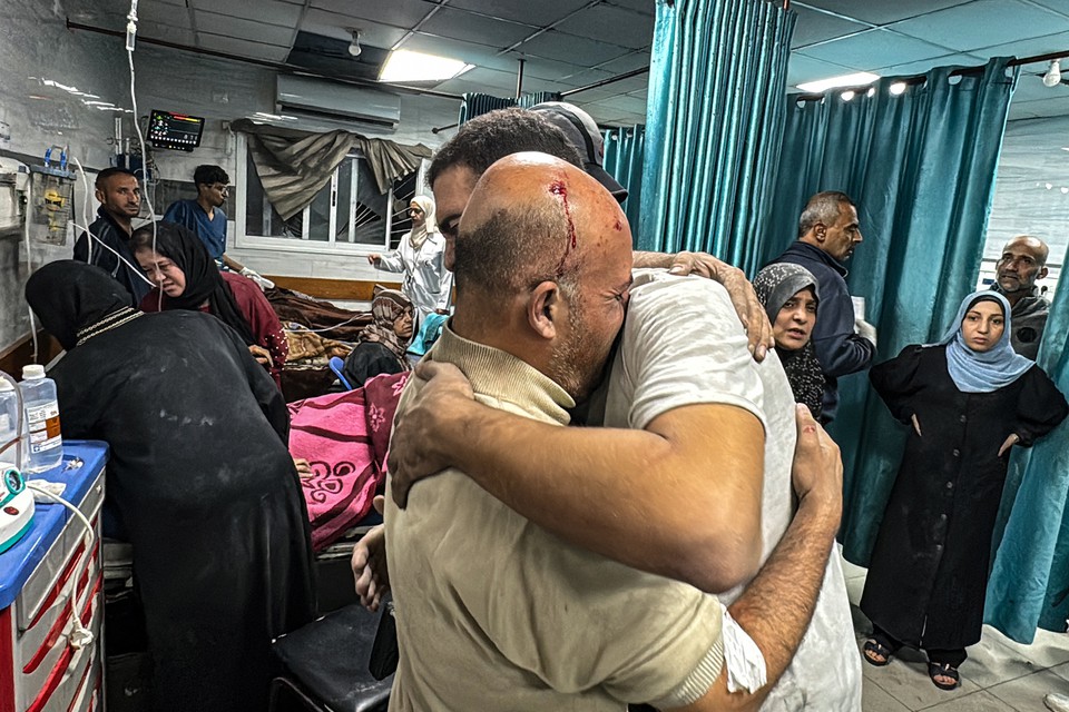 Pessoas se confortam dentro do hospital Kamal Adwan, enquanto vtimas recebem atendimento mdico aps um ataque israelense que atingiu uma rea perto do estabelecimento mdico em Beit Layia, no norte da Faixa de Gaza (Foto: AFP)