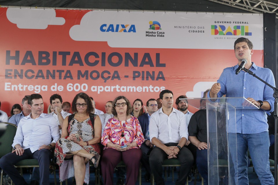 Em solenidade, o prefeito João Campos detalhou a entrega das novas unidades habitacionais do Encanta Moça, no Pina (Rafael Vieira/DP)