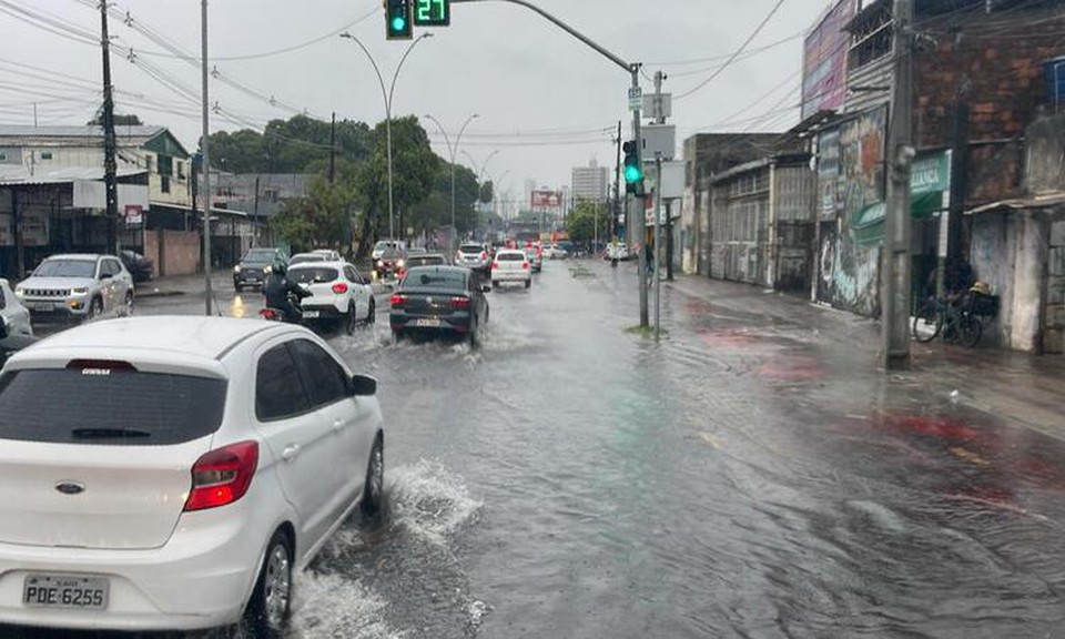 Pontos de alagamentos j podem ser observados em vrias reas do Recife (Foto: Rmulo Chico/DP foto)