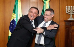 Ministro indicado pelo presidente Bolsonaro pediu mais tempo para analisar ações que envolvem o chefe do Executivo

