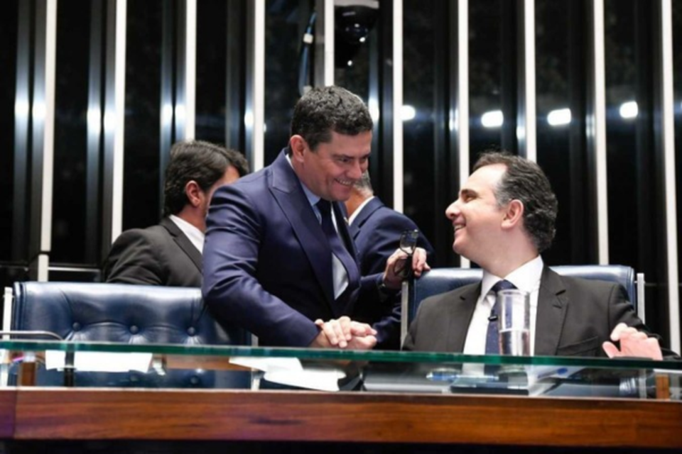 Moro  saudado pelo presidente do Senado, Rodrigo Pacheco (PSD-MG), um dia depois da vitria obtida no TRE-PR
 (crdito: Jefferson Rudy/Agncia Senado)
