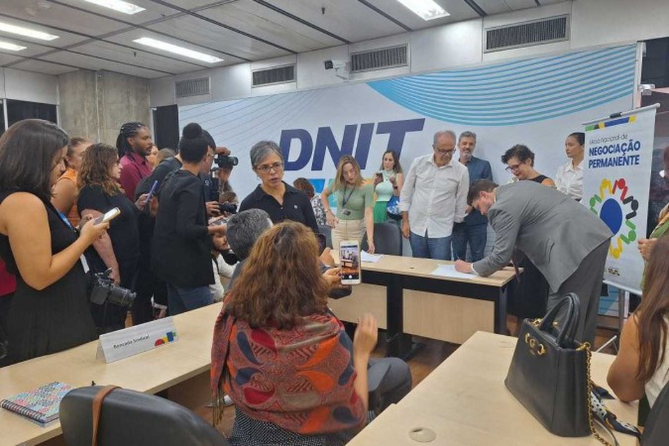 
O Dnit foi o local escolhido pelo ministrio para realizar a assinatura do acordo  (foto: Francisco Artur//CB/D.A Press)