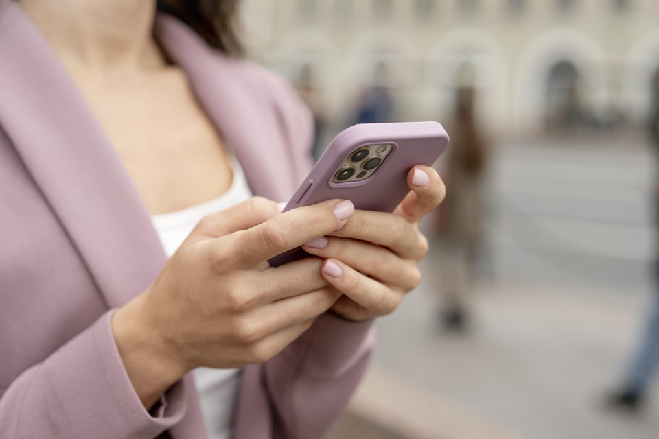De acordo com dados da Abinee, 25% dos celulares vendidos no Brasil so irregulares (Foto: Freepik)