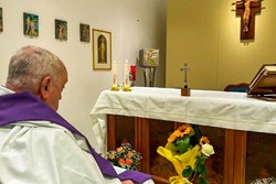 Por que papa Francisco vai precisar de reabilitao para reaprender a falar, segundo cardeal (Foto: Vatican Press Hall, Via AP)
