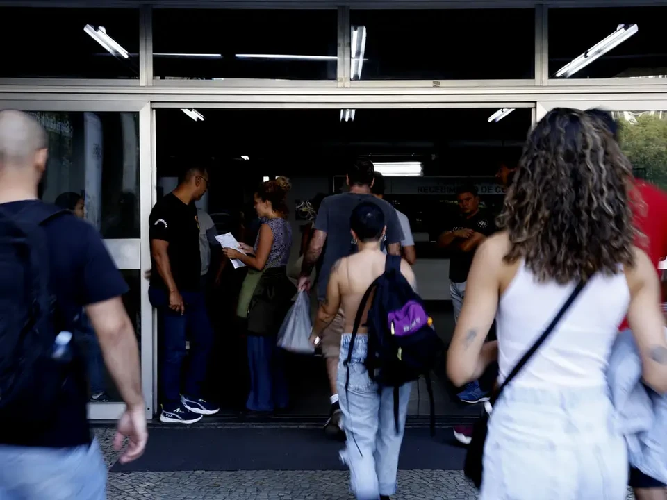 Os 2,1 milhes de inscritos concorrem a 6.640 vagas (Tnia Rgo/Agncia Brasil)