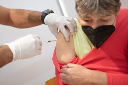 Áustria aprova vacinação obrigatória contra a Covid (Foto: ALEX HALADA / AFP)