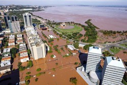 Nvel da gua no baixa e mais bairros de Porto Alegre ficam alagados. Bombas da prefeitura foram desligadas por causa de inundao