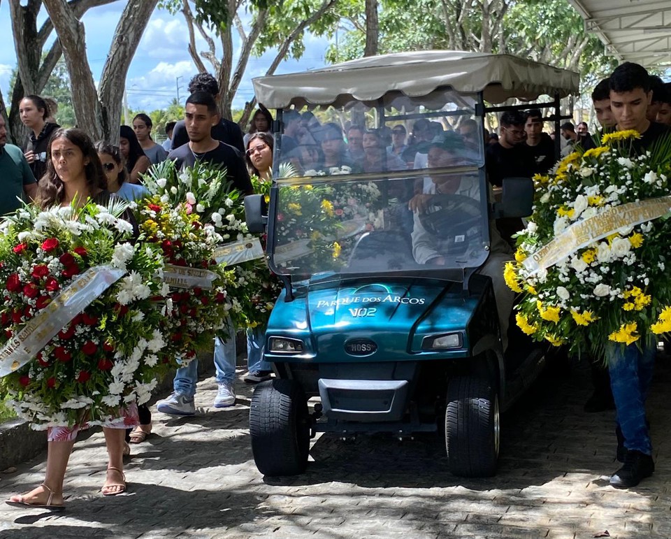 Coroas de flores foram enviadas para homenagear universitrio assassinado  (Foto: Cortesia)