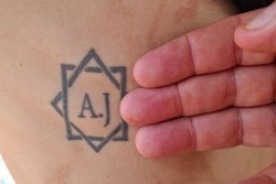 Homem escravizado e tatuado com iniciais dos patres  resgatado em Minas (foto: Auditoria-Fiscal do Trabalho/Divulgao)