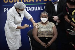 "Em breve, poderei levar minha neta para vacinar", diz primeira imunizada contra Covid-19 em PE (Foto: Arnaldo Sete/ Esp. DP Foto
)