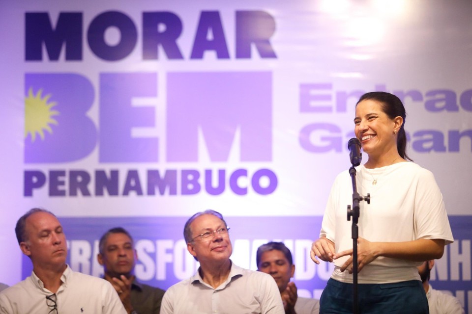 "Estamos garantindo que milhares de pessoas tenham uma moradia digna para morar, criar os filhos e viver dias melhores", afirmou a governadora Raquel Lyra (Hesodo Ges/Secom)