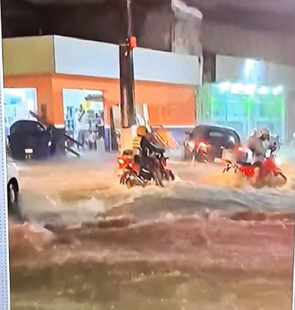 Rua de garanhuns virou um rio com "correnteza" (Foto: Redes Sociais )