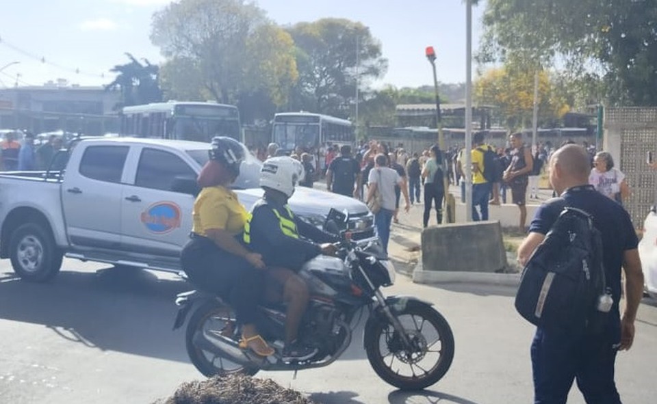 nibus ficaram parados na PE-15 (Foto: Cortesia)
