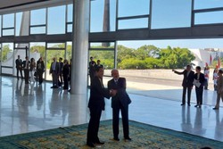
Presidente Lula e o primeiro-ministro do Japo, Fumio Kishida, posam para fotos antes de reunio no Palcio do Planalto