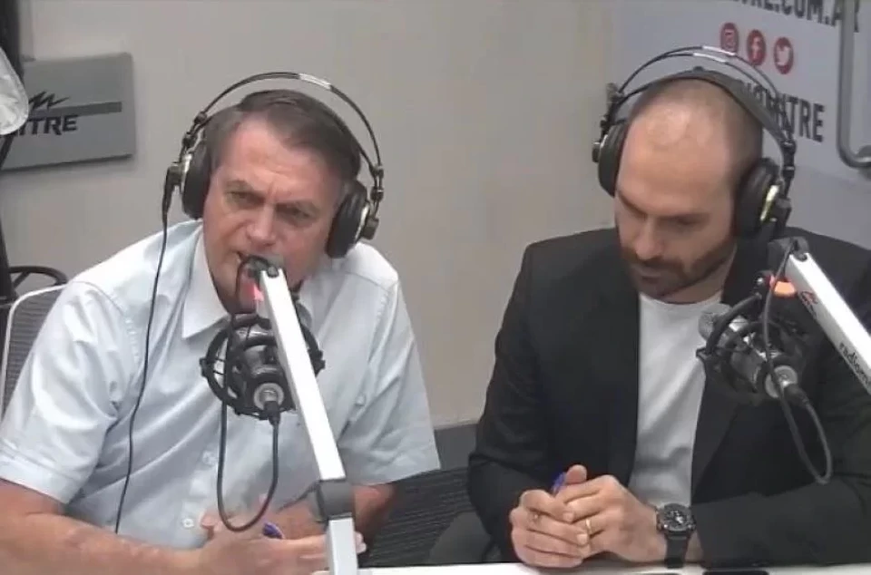 Na rdio, Bolsonaro esteve acompanhado do filho Eduardo Bolsonaro (foto: Reproduo
)