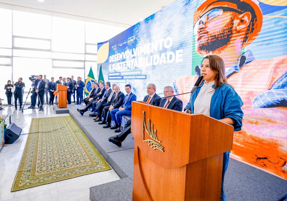 A governadora Raquel Lyra afirmou que o governo do Estado apresentou projetos da ordem de R$ 360 milhes, dos quais R$ 100 milhes foram destinados para morros e encostas e esto sendo contemplados pelo Novo PAC (Foto: Ricardo Stuckert/PR)