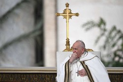 Papa Francisco faz ora��o pelos ga�chos ap�s trag�dia no estado (Foto: Tiziana FABI / AFP)