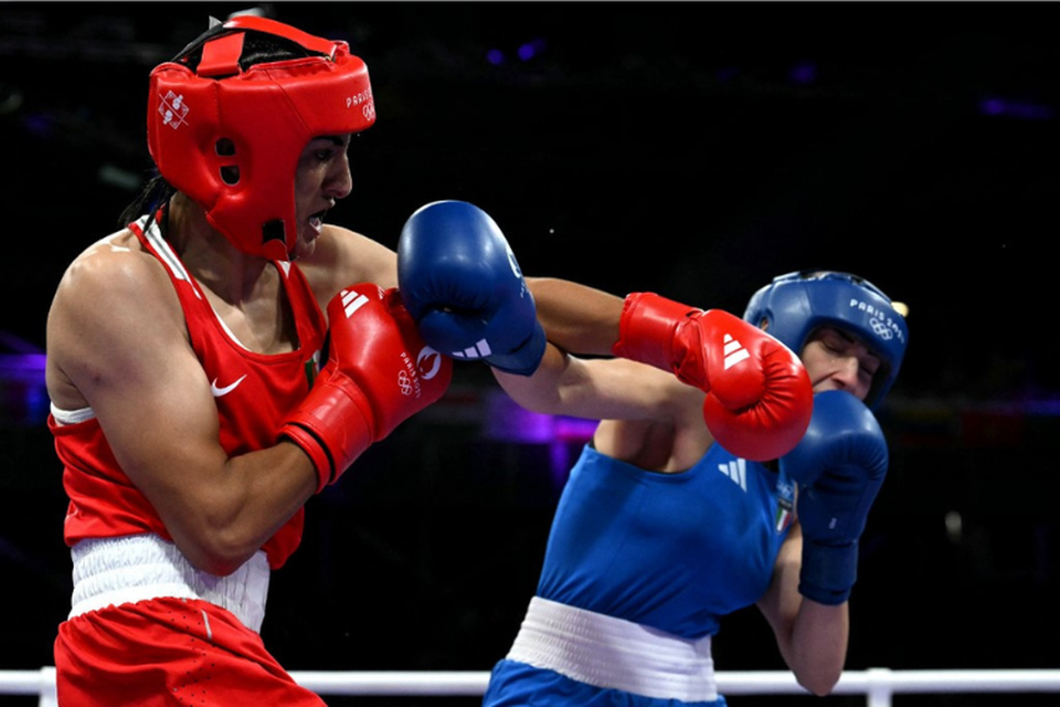 A argelina Khelif lutou contra a italiana Carini  (Crdito: MOHD RASFAN / AFP)