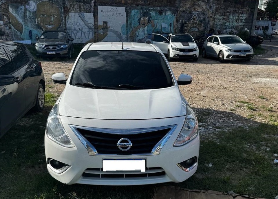 Carro encontrado aps crime foi levado para a sede do Depatri, no Recife  (Foto: Arquivo/DP)