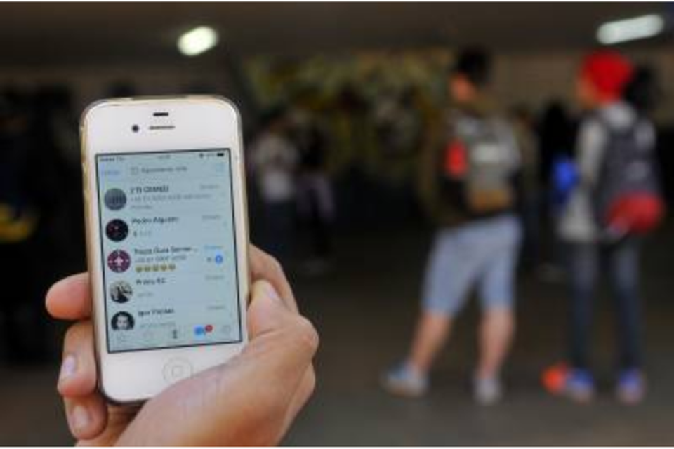 Uso do aplicativo WhastApp por jovens estudantes. Aluno segura celular na escola Elefante Branco (CEMEB), na 707 sul (Crdito: Minervino Junior/CB/D.A Press)