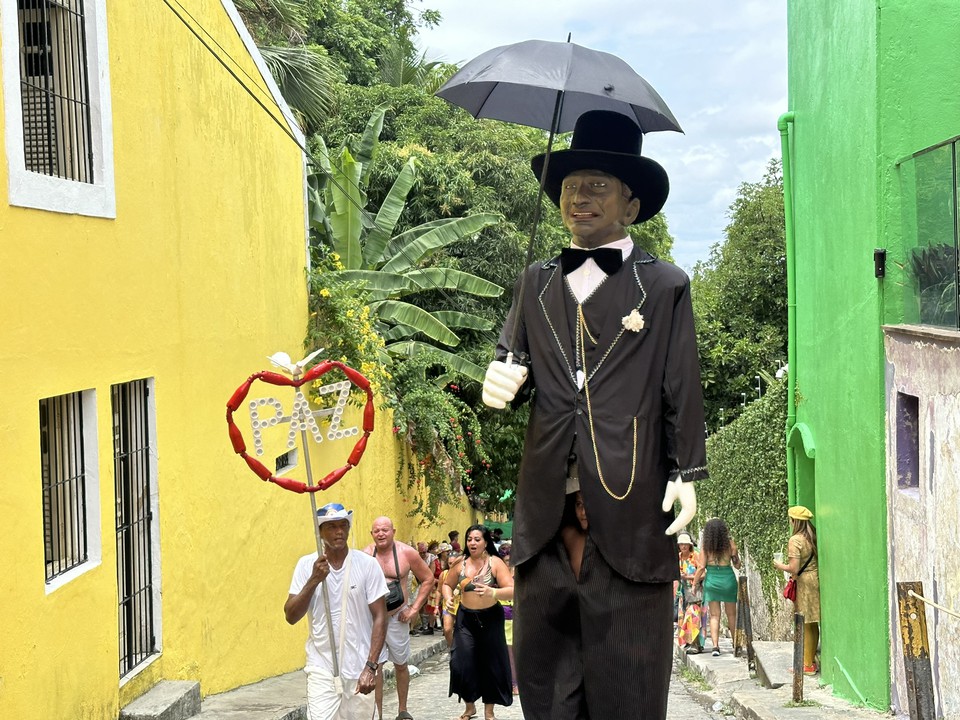 Os dois homenageados estiveram juntos do desfile (Thiago Bunzen/ Secom Olinda)