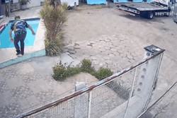 Caminhoneiro estaciona veculo e pula em piscina de loja para se refrescar (Foto: Reproduo)