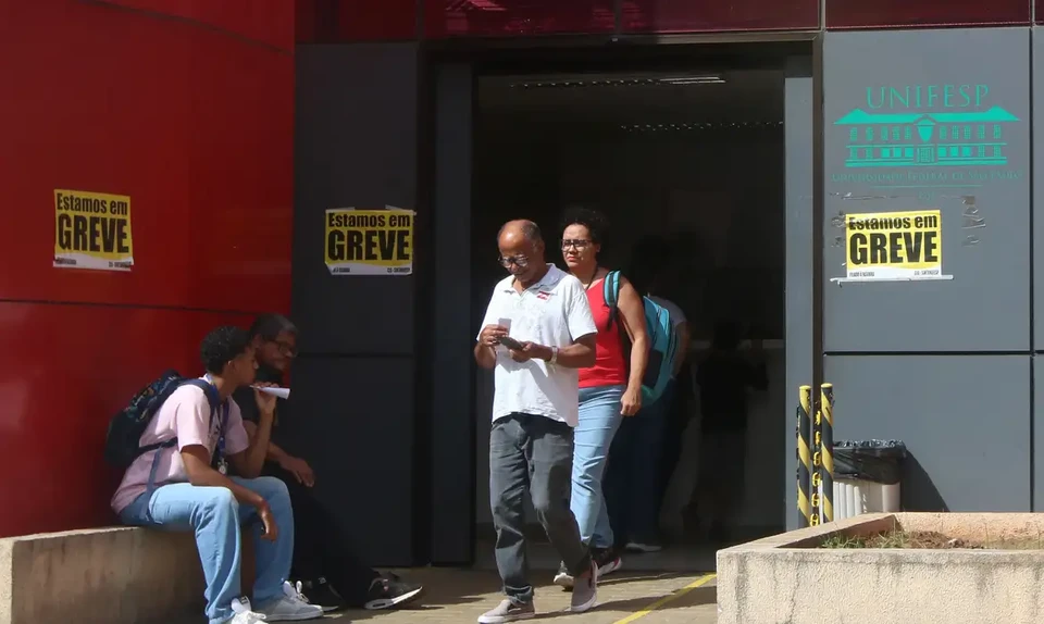 A greve dos servidores da educao est mantida (foto: Rovena Rosa/Agncia Brasil )