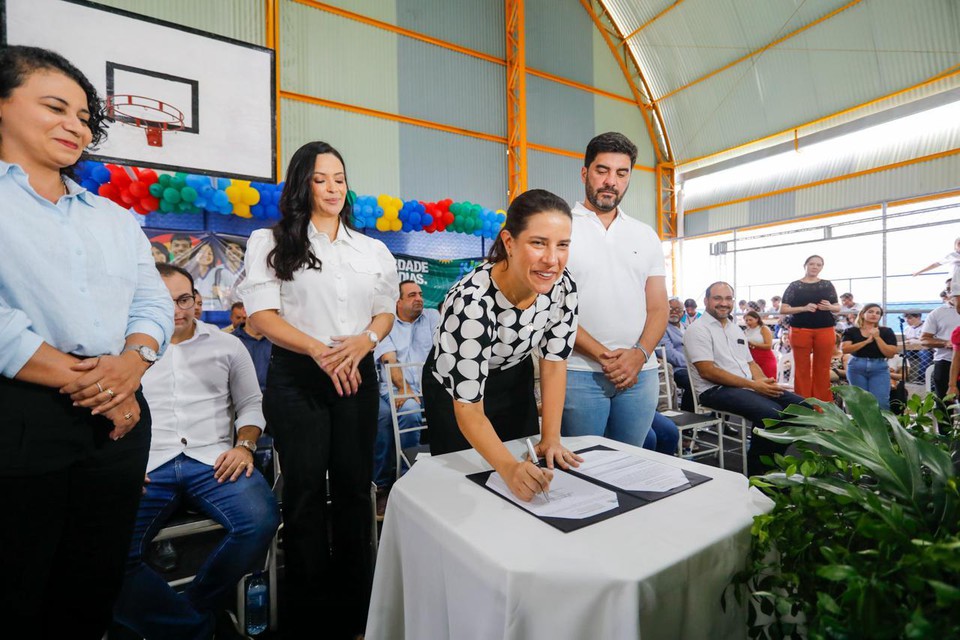  O documento foi assinado pela governadora Raquel Lyra em Serra Talhada (Foto: Miva Filho/Secom)