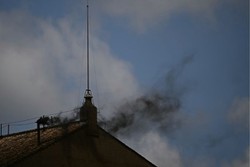 Segundo dia de conclave comea com fumaa preta e sem escolha do novo papa (Foto:Filippo MONTEFORTE / AFP
)