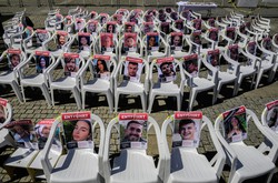 Retratos de refns israelenses fixados em cadeiras em uma instalao em homenagem aos refns israelenses restantes feitos pelo Hamas em 7 de outubro de 2023, em Berlim