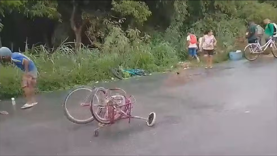 Ciclista atingido pelo veculo morreu na hora. (Foto: Reproduo)