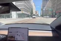 Carro autônomo da Tesla quase bate em trem nos EUA; Assista (Foto: Reprodução/Youtube Beta Tech OG)