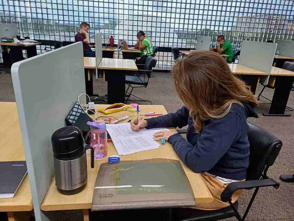 Concurseira estuda para provas na Biblioteca Nacional, na Esplanada dos Ministrios  (Raphaela Peixoto)