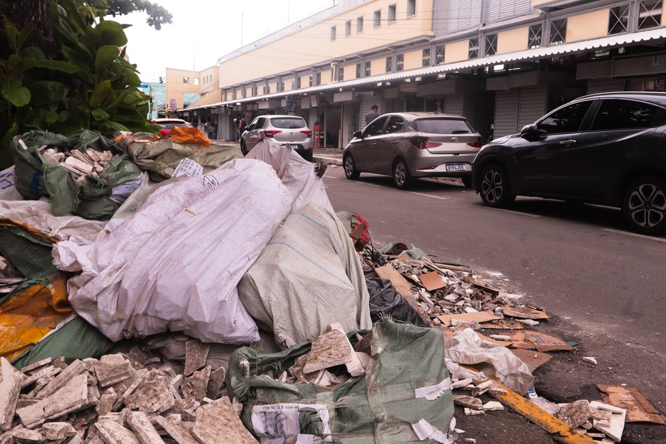 Muito lixo e entulhos so encontrados diariamente dentro e nos arredores do Cameldromo da Dantas Barreto  (Foto: Priscilla Melo/DP )