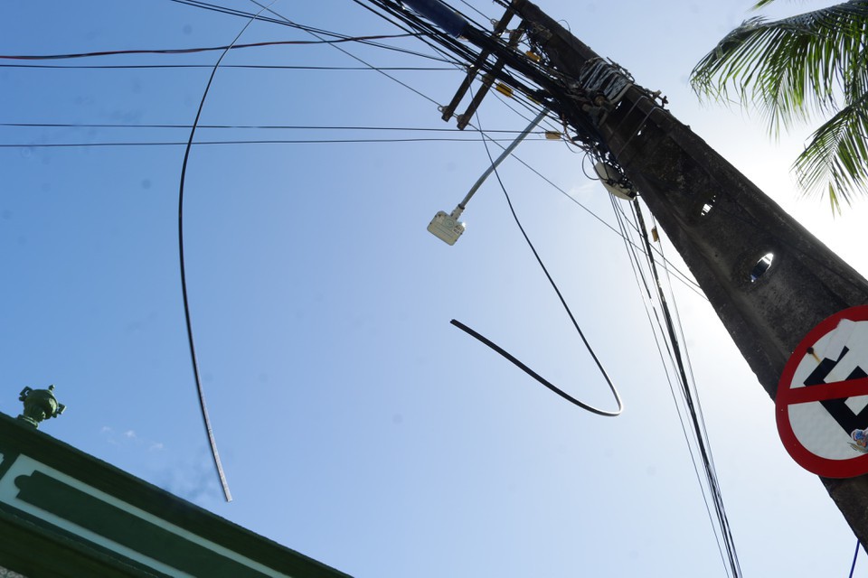 Fios so cortados de postes para  avenda de cobre queimado  (Foto: Arquivo/DP)